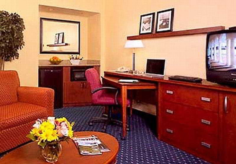 Hotel Courtyard St. Petersburg Clearwater Habitación foto